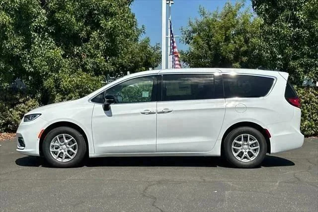 2026 Chrysler Pacifica Select - Photo 7