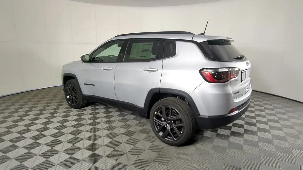 New 2026 Silver Zynith Metallic Clear-Coat Exterior Paint Jeep Latitude Altitude image 7