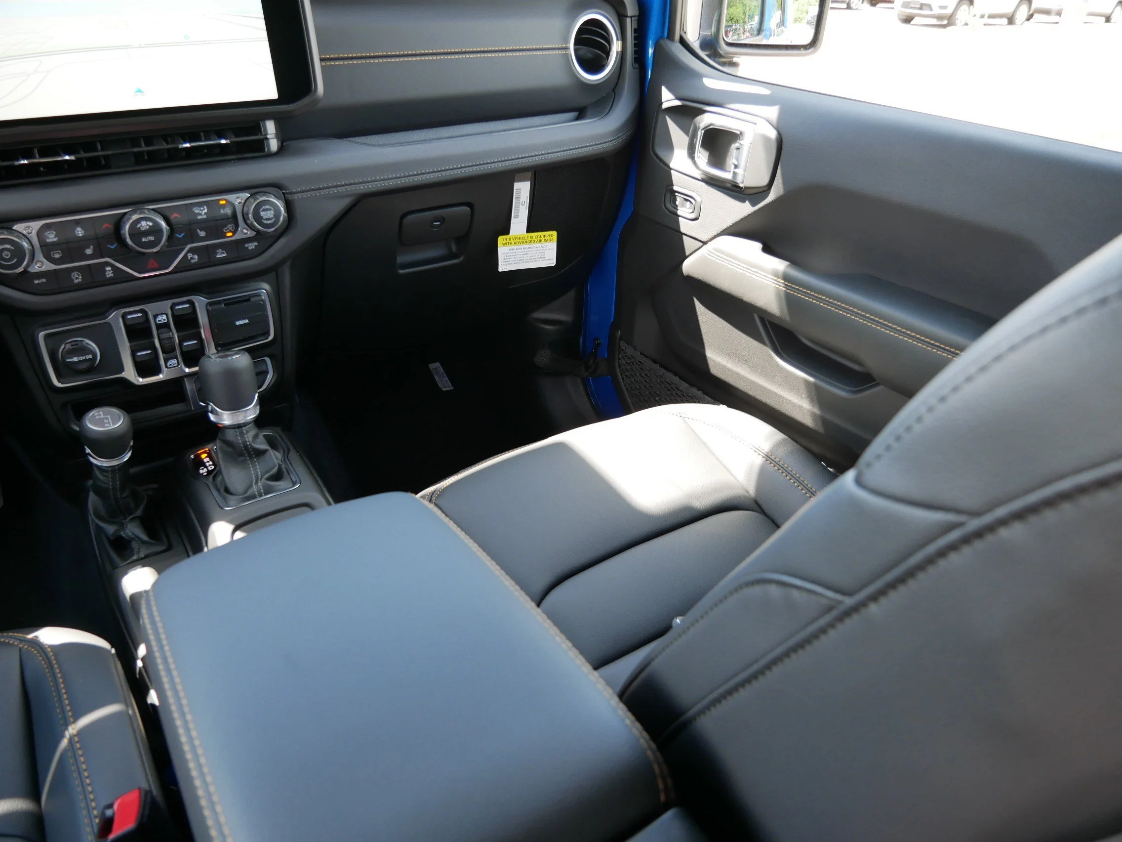 New 2026 Hydro Blue Pearl-Coat Exterior Paint Jeep Sahara image 11