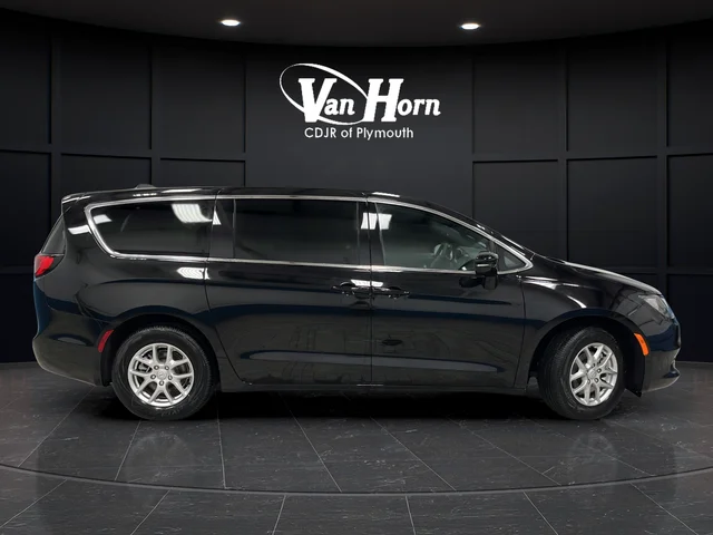 New 2026 Diamond Black Crystal Pearl-Coat Exterior Paint Chrysler LX image 7