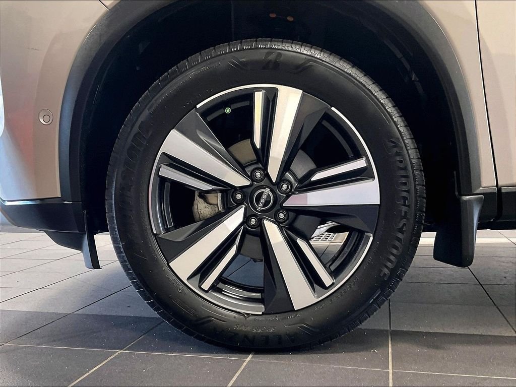 Used 2023 Champagne Silver Metallic Nissan Platinum image 7