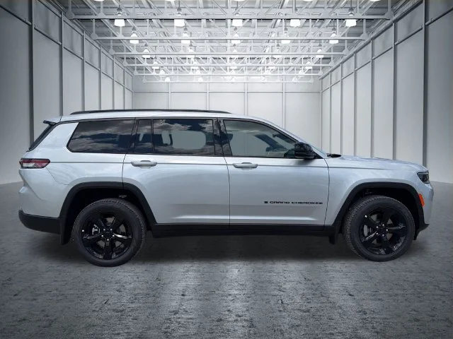 New 2026 Silver Zynith Exterior Paint Jeep Limited image 6