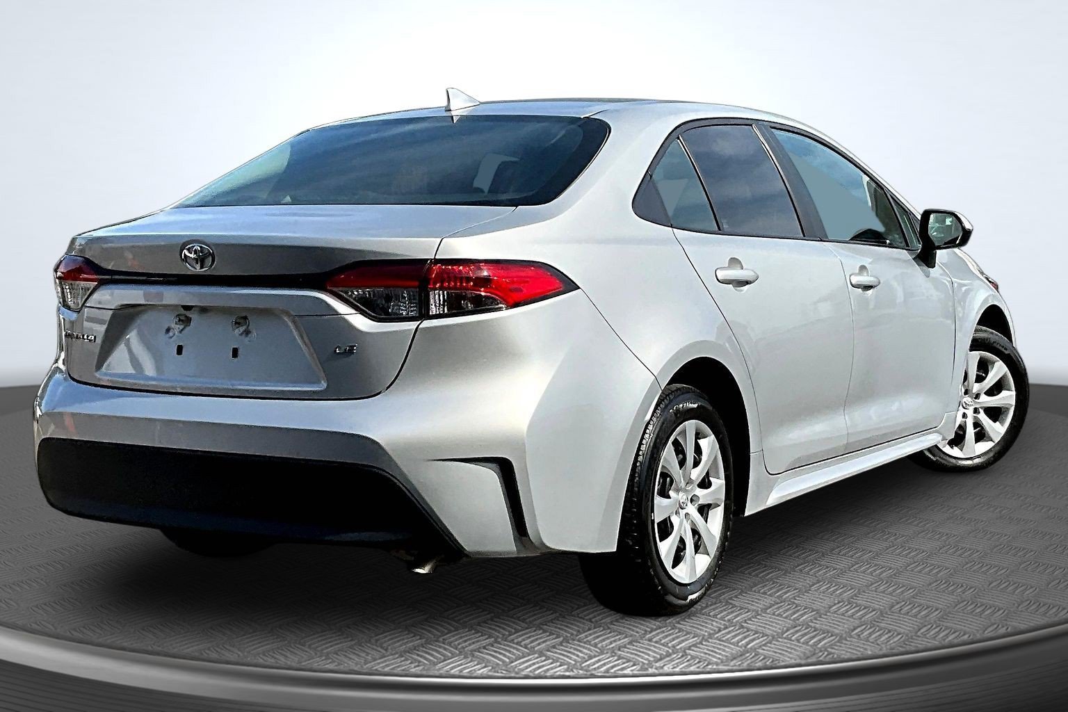 Used 2025 Silver Toyota LE image 5