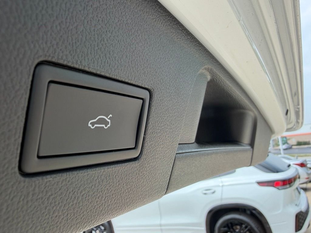 New 2026 Opal White Pearl Volkswagen 2.0T SE W/TECHNOLOGY image 19