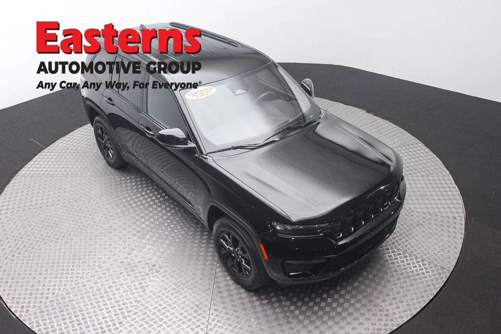 Used 2025 Black Jeep Altitude image 3