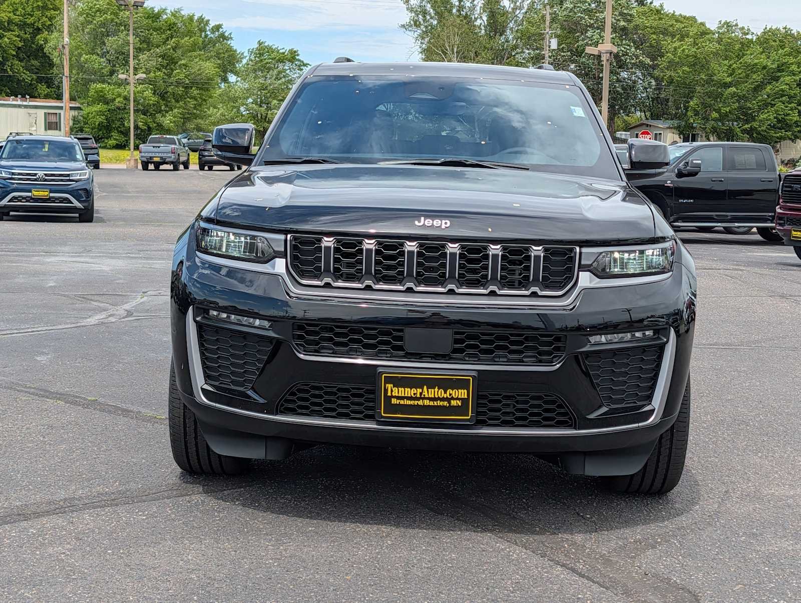 New 2026 Diamond Black Crystal Pearlcoat Jeep Limited image 2
