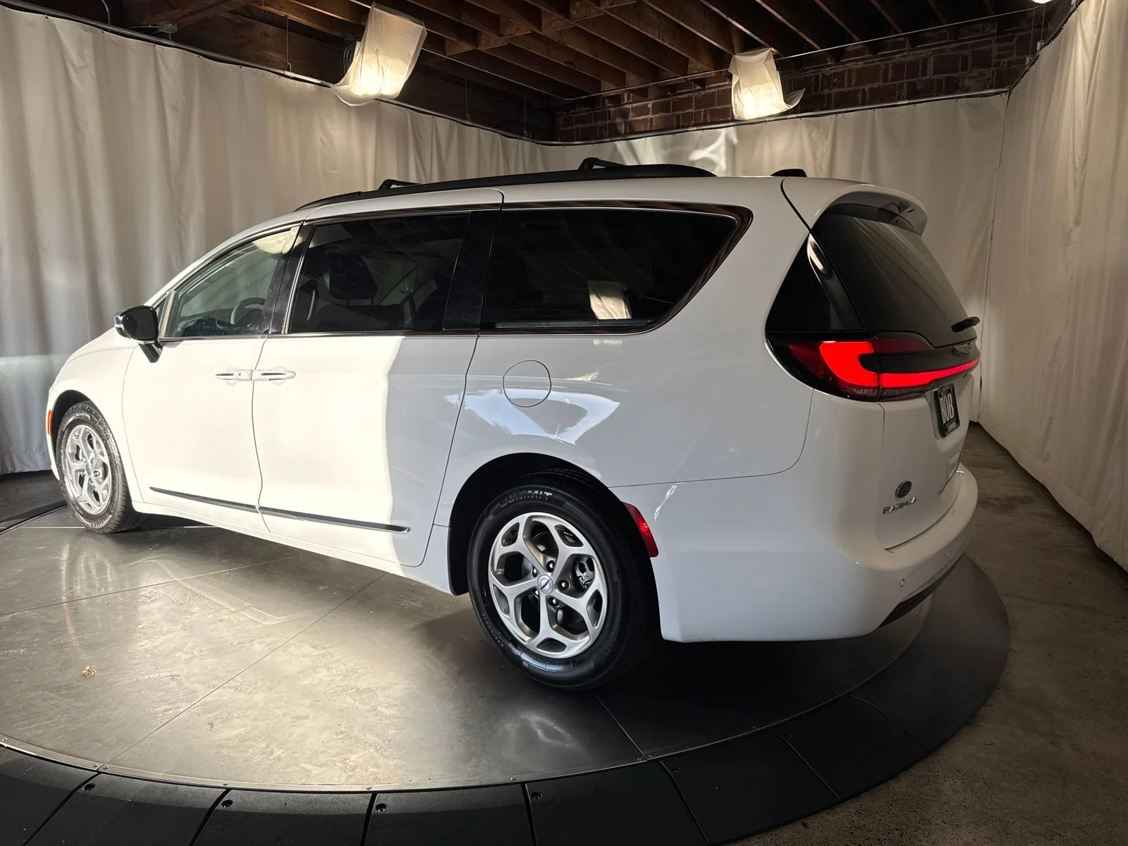Used 2023 Bright White Clearcoat Chrysler Limited image 6