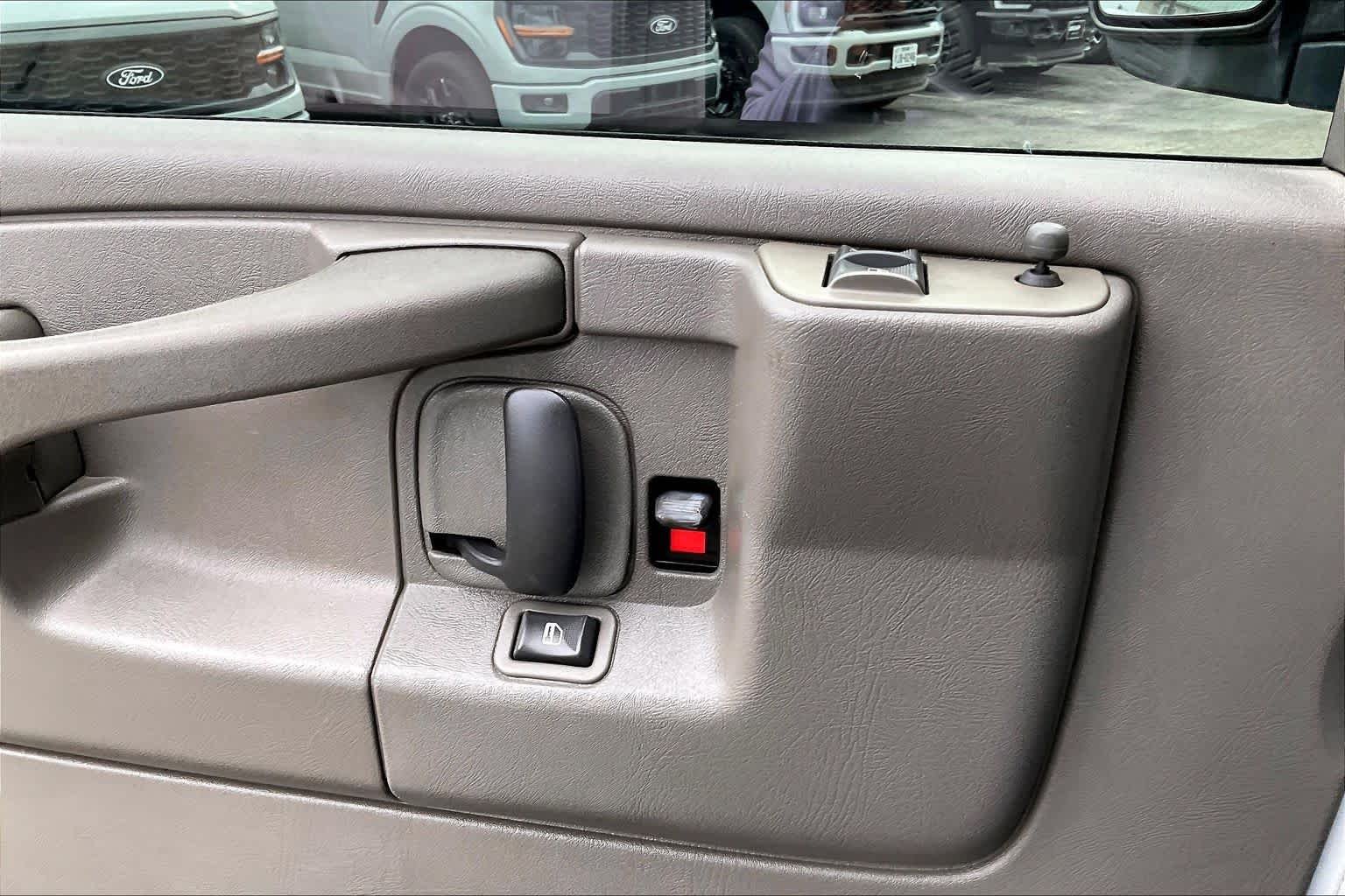 Used 2007 Summit White Chevrolet  image 31