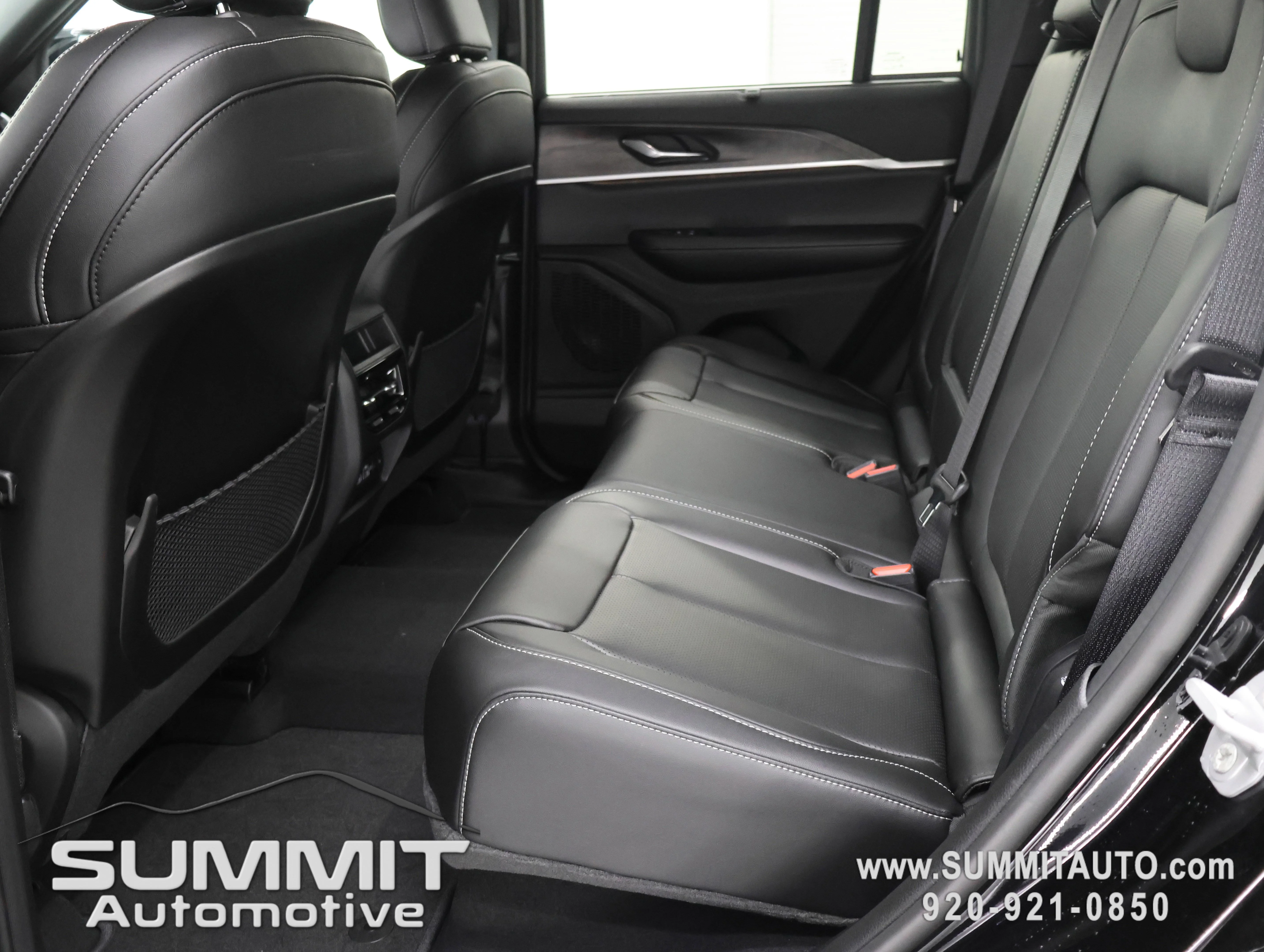 New 2025 Diamond Black Crystal Pearl-Coat Exterior Paint Jeep Limited image 8