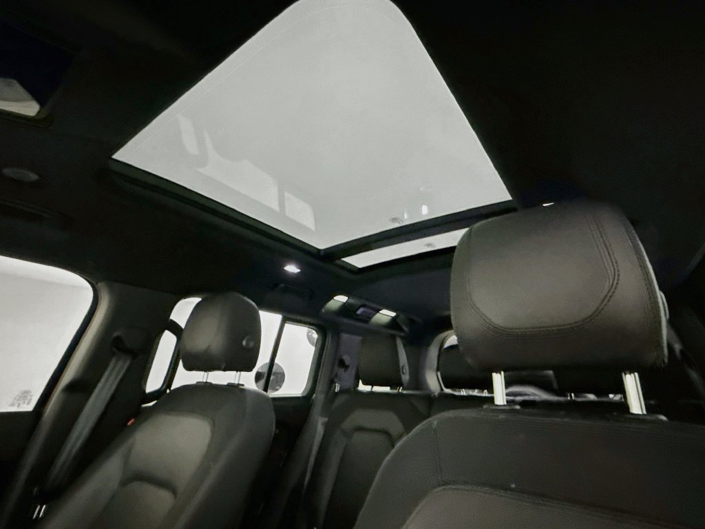 Used 2024 Black Land Rover X-Dynamic SE image 20