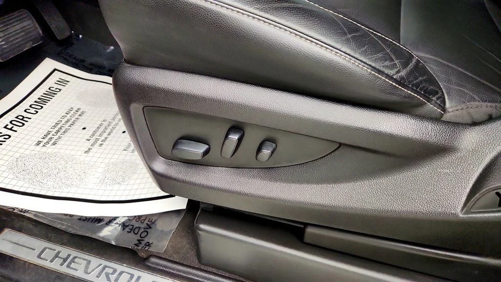 Used 2020 Silver Ice Metallic Chevrolet 4WD 4dr LT w/ Luxury Pkg & Sun/Entertainment Pkg image 10