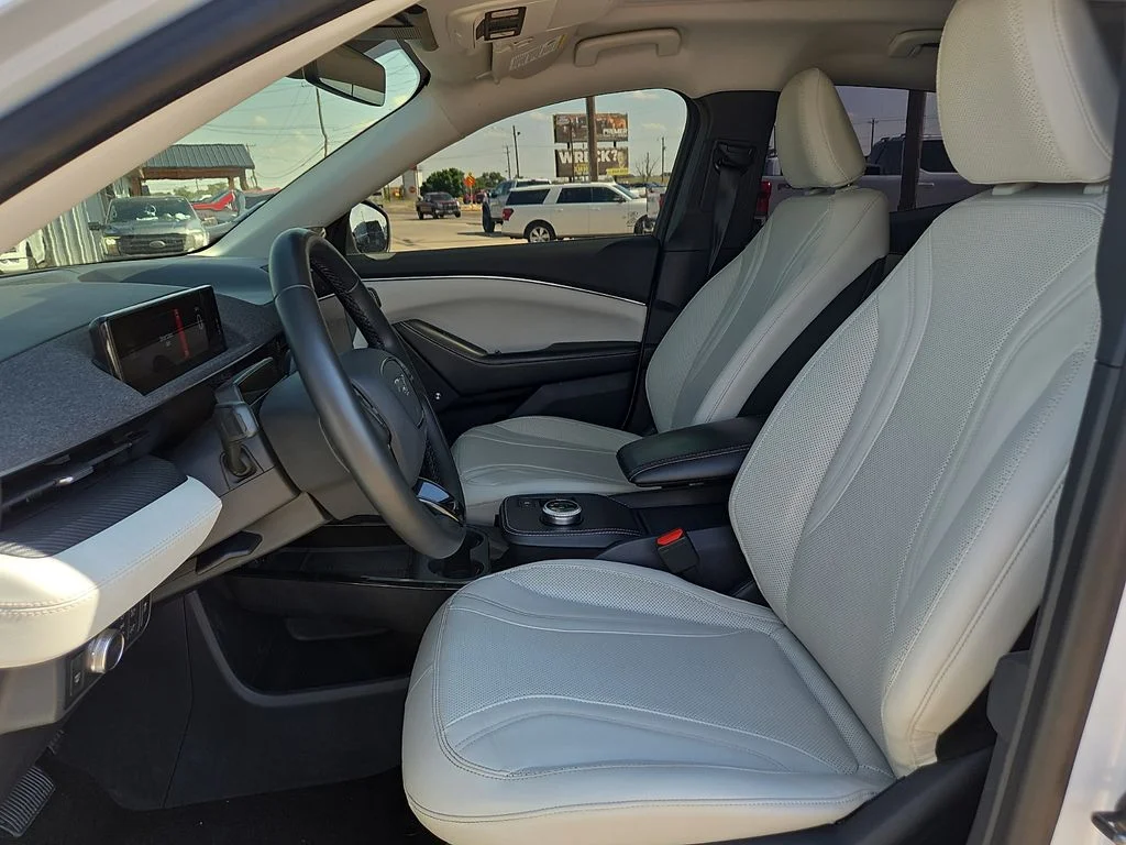 Used 2022 White Ford Premium image 17