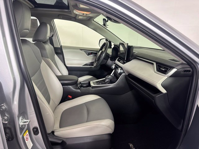Used 2019 Silver Toyota XLE Premium image 4
