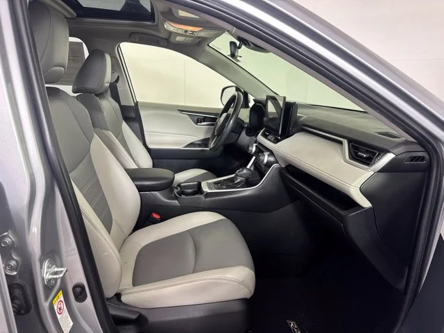 Certified Used 2019 Silver Sky Metallic Toyota XLE Premium image 4
