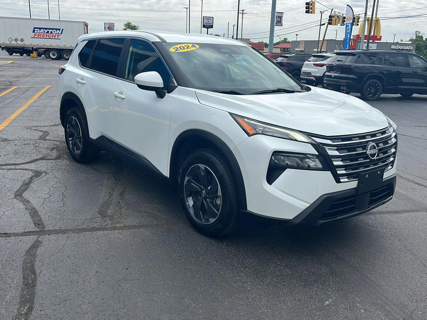 Used 2024 Everest White Pearl Nissan SV image 7