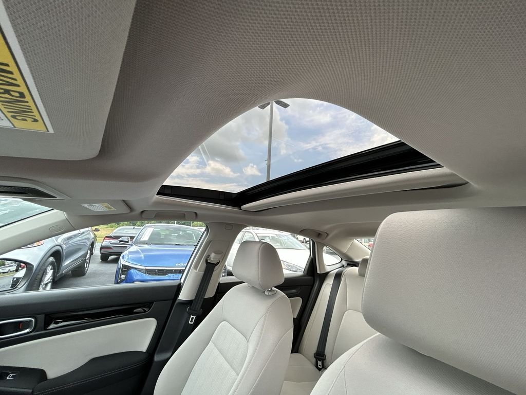 Used 2022 White Honda EX image 27