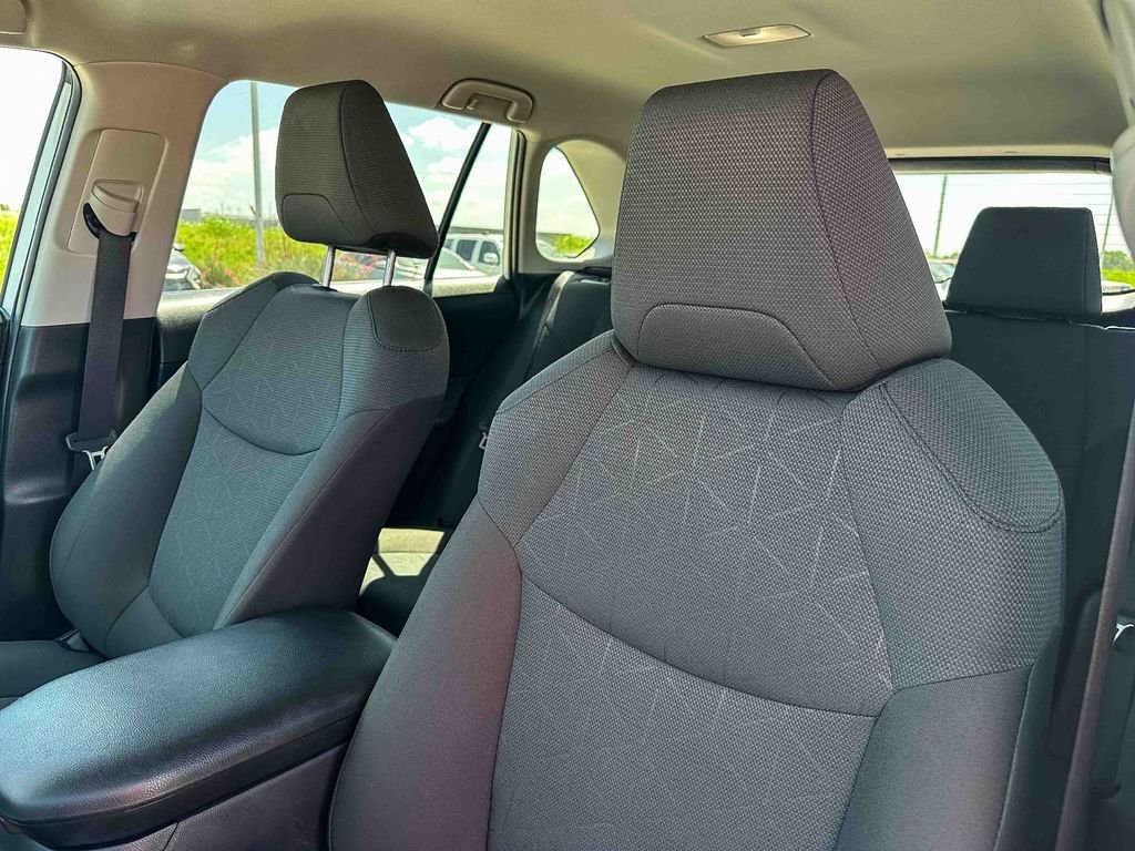 2025 Toyota RAV4 XLE - Photo 14