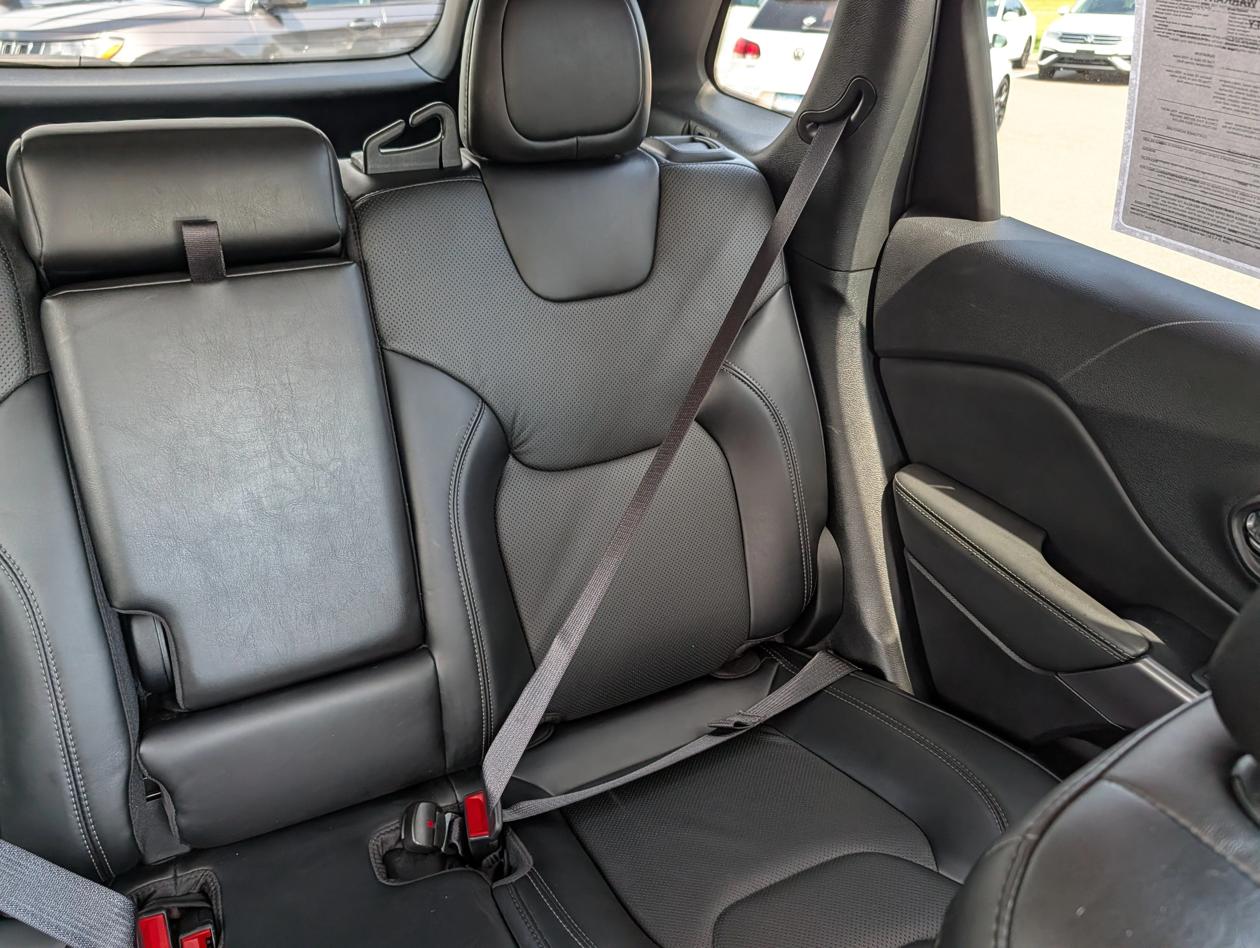 Used 2022 Granite Crystal Metallic Clearcoat Jeep Latitude Lux image 14