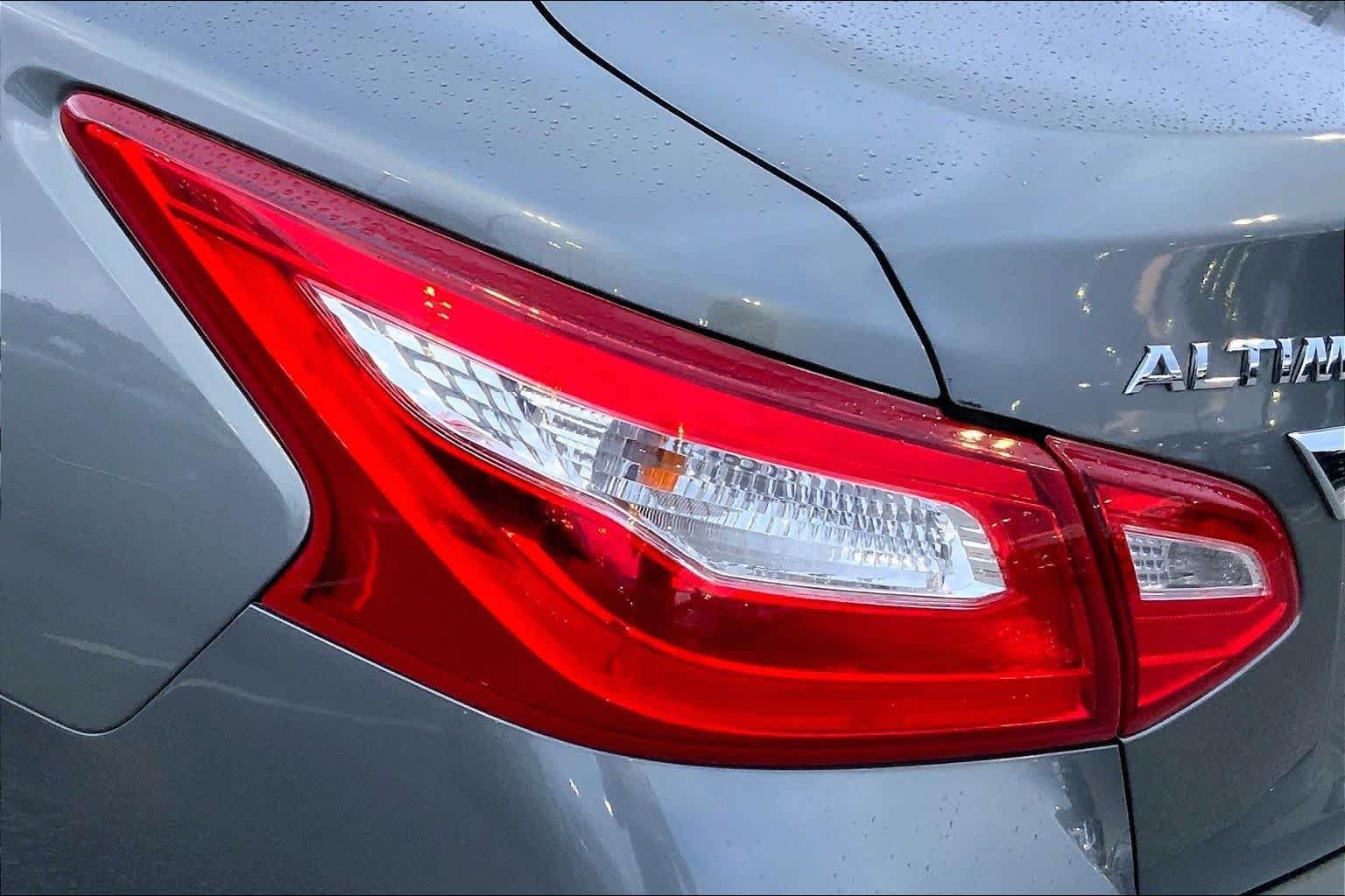 Used 2016 Gun Metallic Nissan 2.5 SV image 23