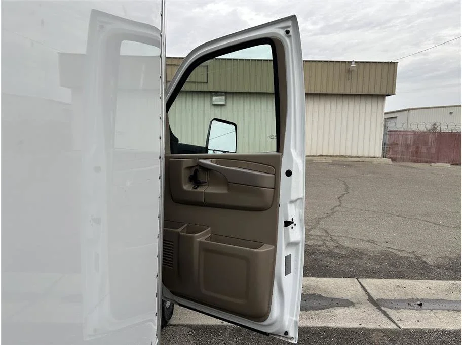 Used 2015 Summit White Chevrolet Cutaway Van 2D image 29