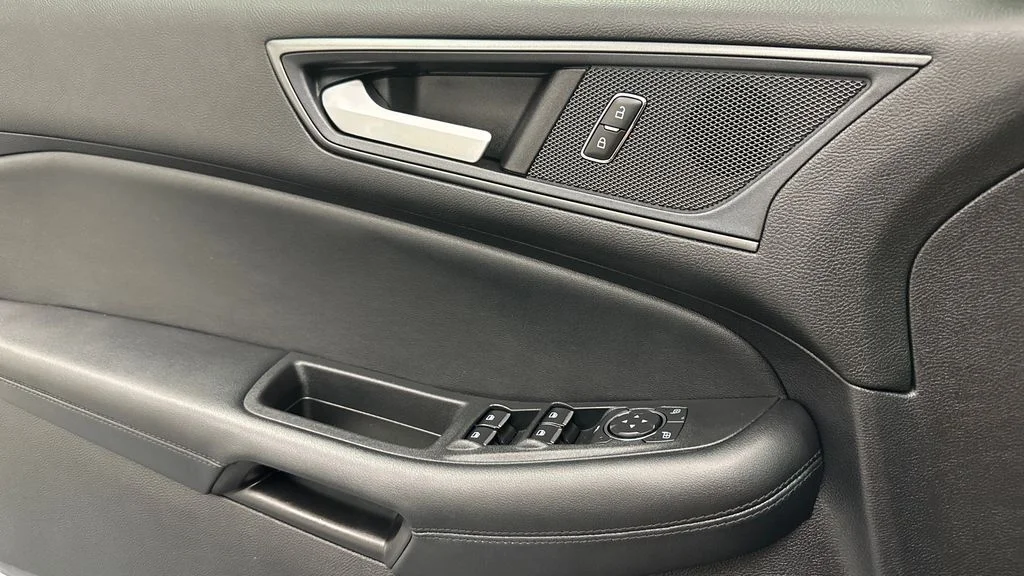Used 2020 Gray Ford SE image 17