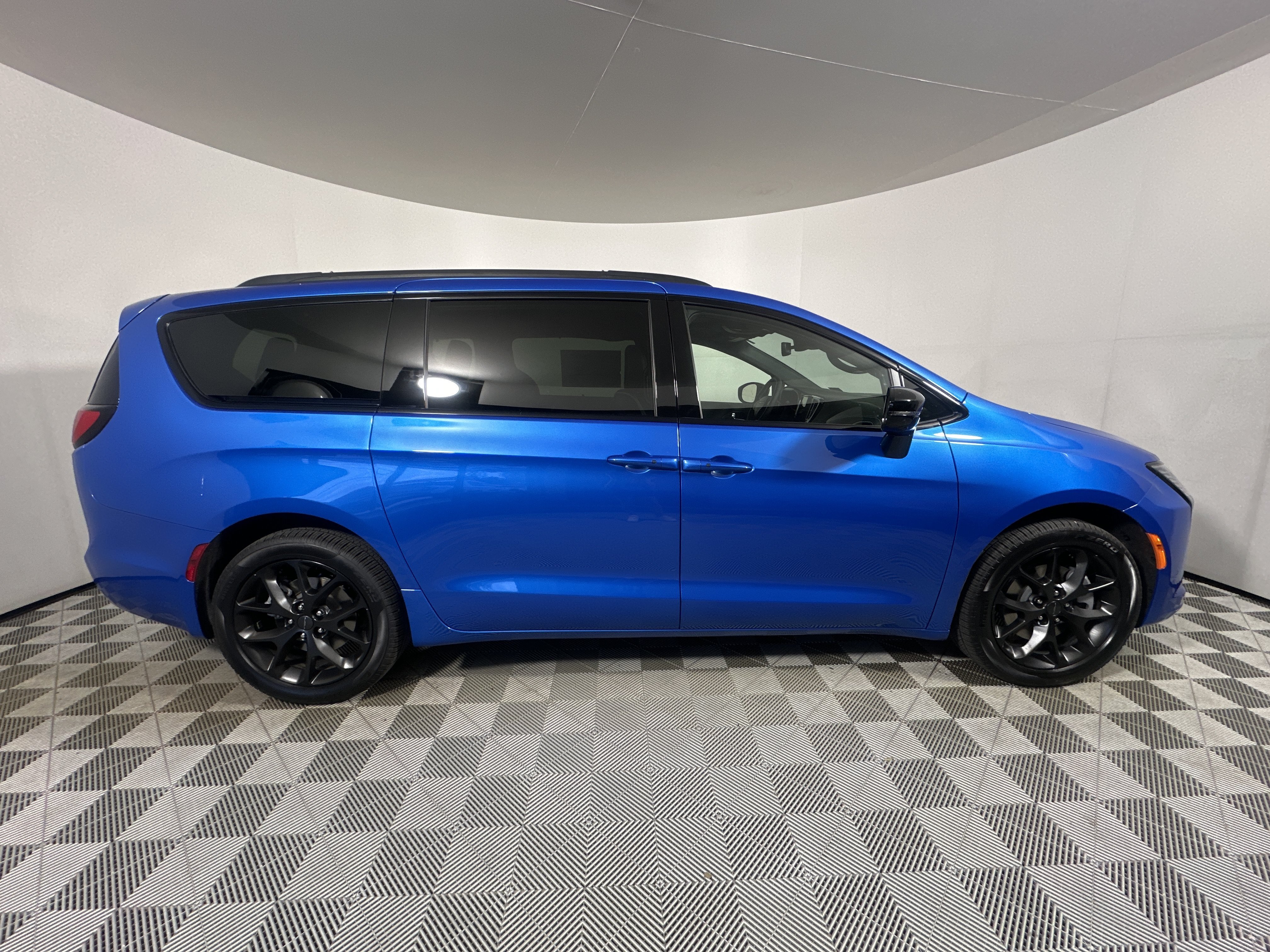 New 2027 Hydro Blue Pearl-Coat Exterior Paint Chrysler Limited image 8