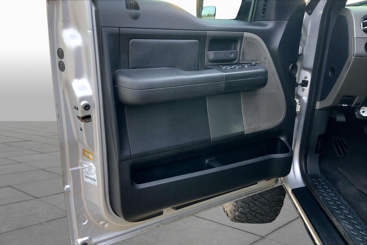 Used 2006 Silver Metallic Ford FX4 image 17