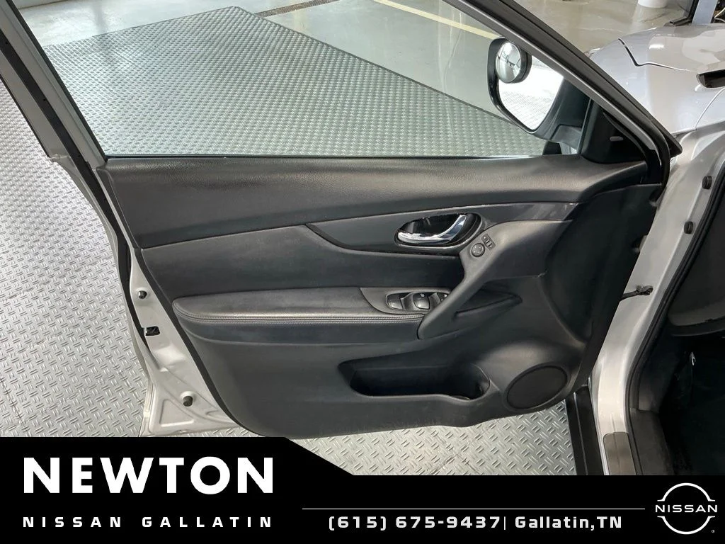 Used 2020 Brilliant Silver Metallic Nissan SV image 37