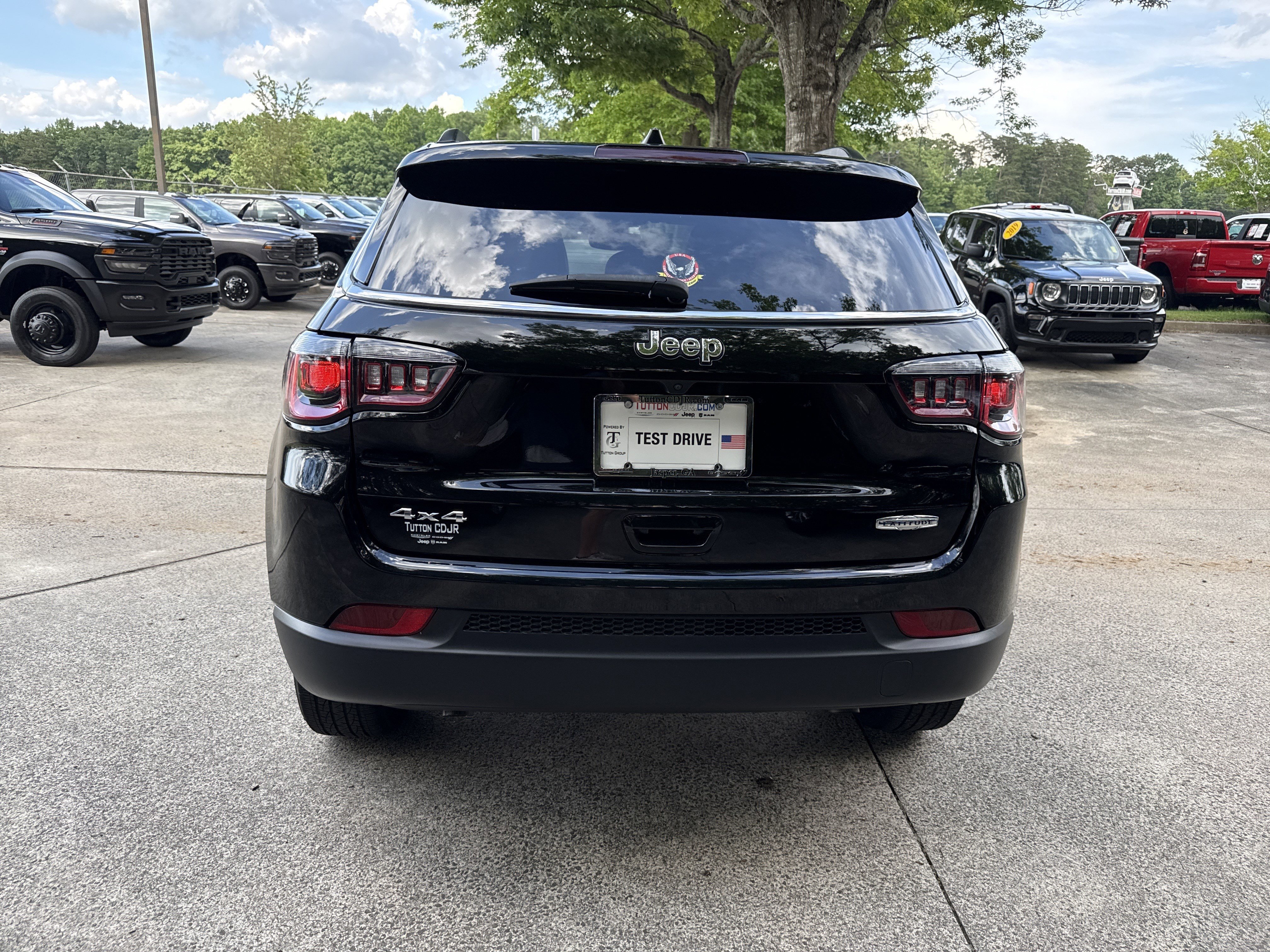 Used 2024 Diamond Black Crystal Pearlcoat Jeep Latitude image 6