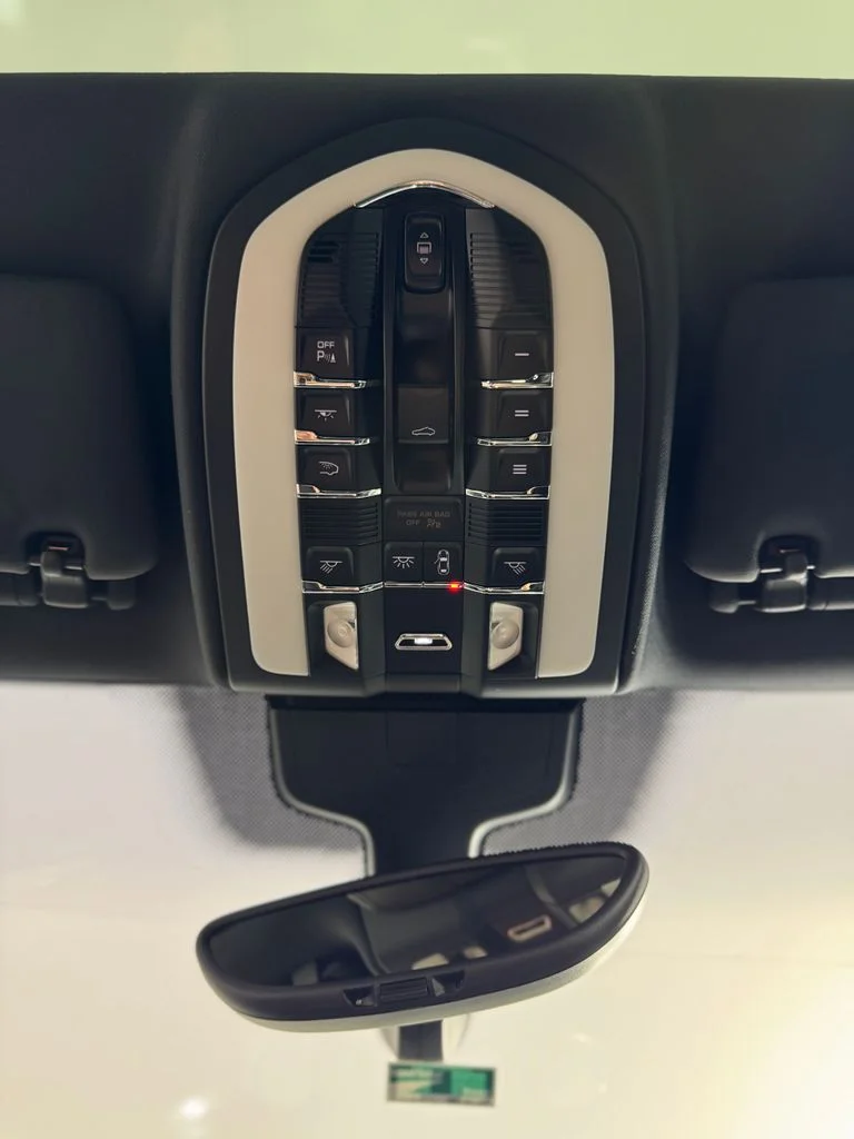Used 2018 Moonlight Blue Metallic Porsche Base image 18