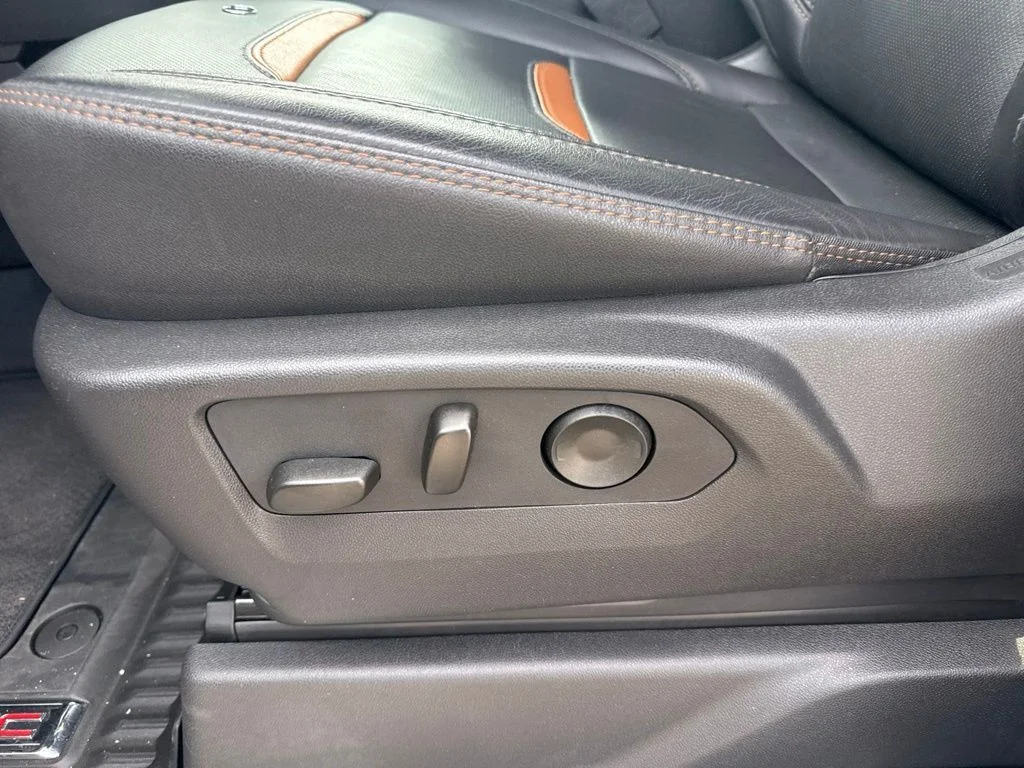 Used 2025 White GMC AT4 image 10