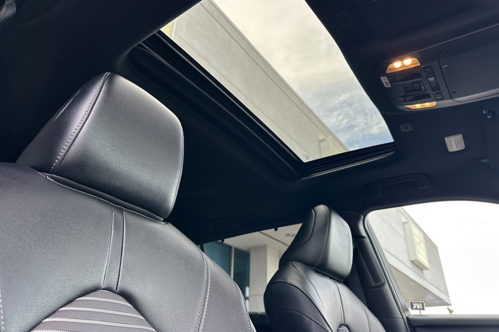 2025 Toyota Highlander LE - Photo 18