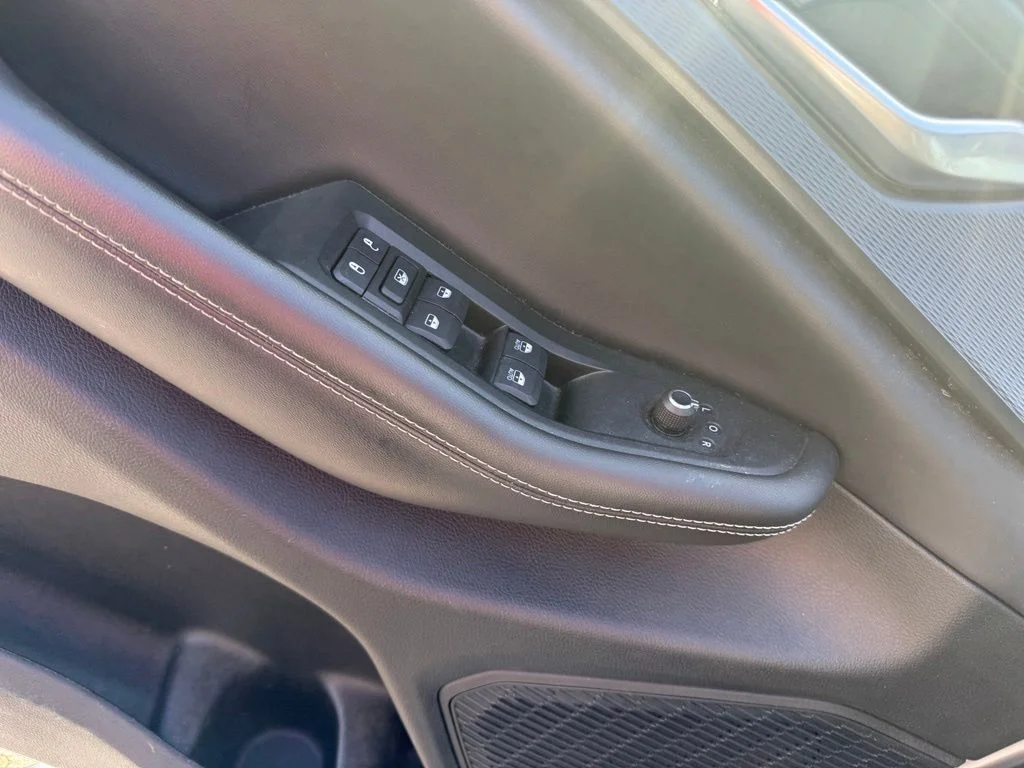Used 2023 Silver Jeep Altitude image 8