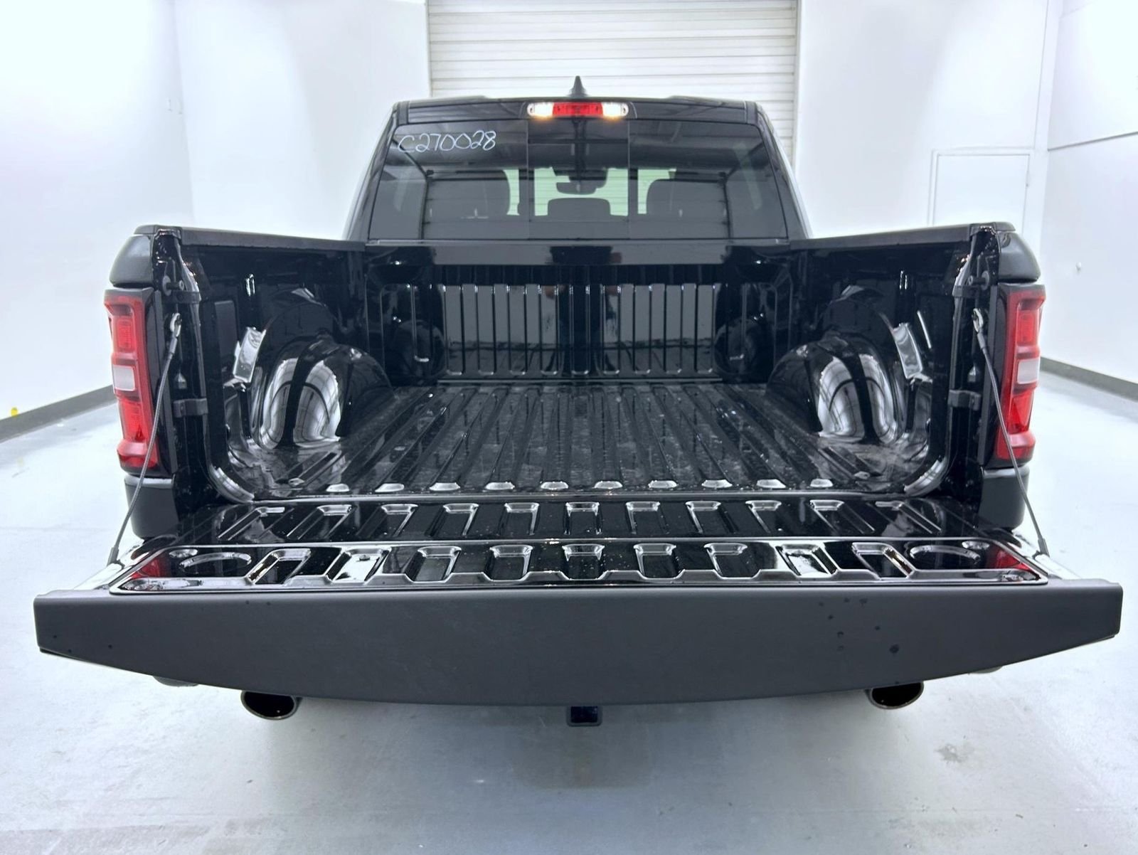 New 2027 Diamond Black Crystal Pearl-Coat Exterior Paint RAM Laramie image 22