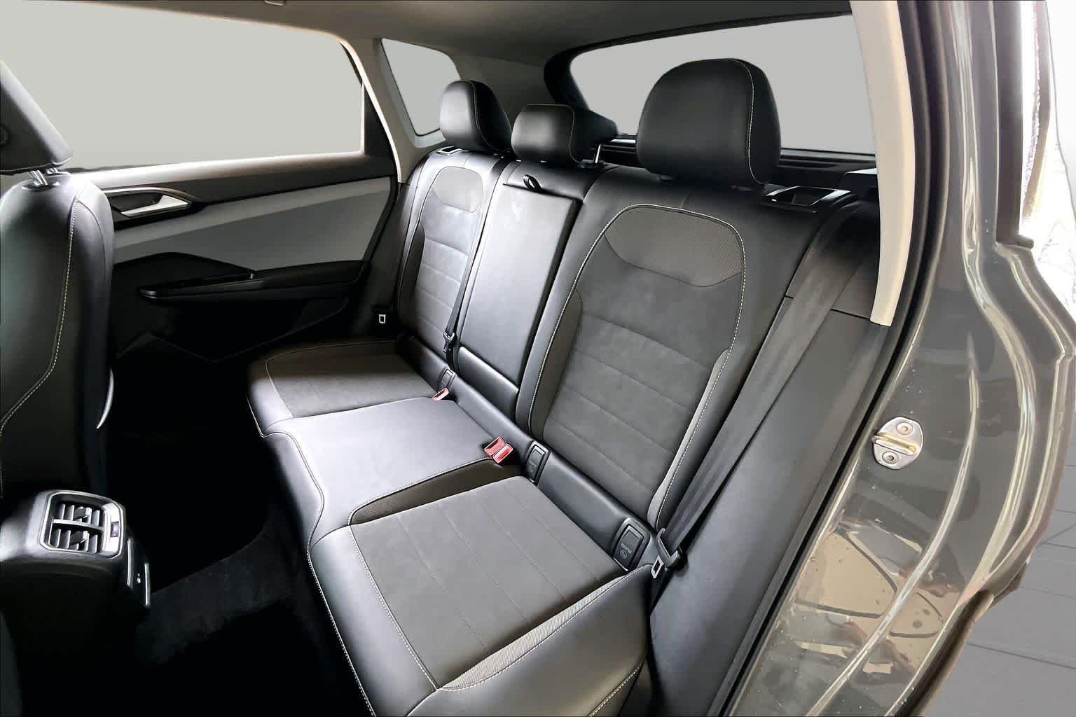 Used 2023 Pure Gray w/Black Roof Volkswagen SE image 19