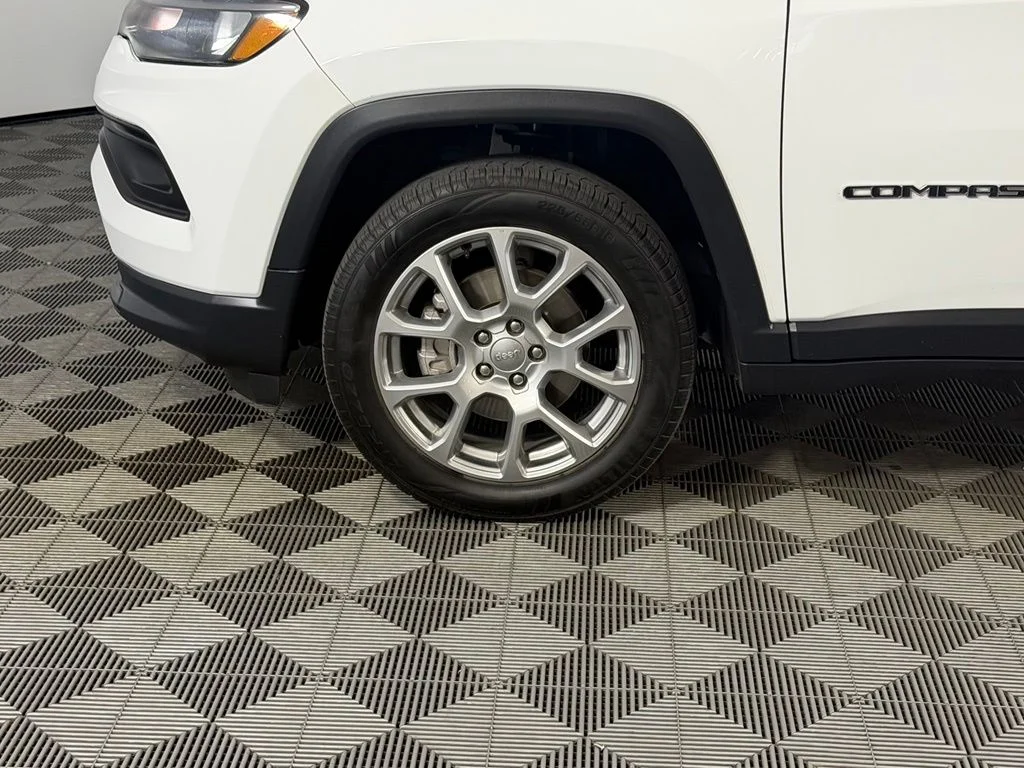 Certified Used 2022 White Jeep Latitude Lux image 11