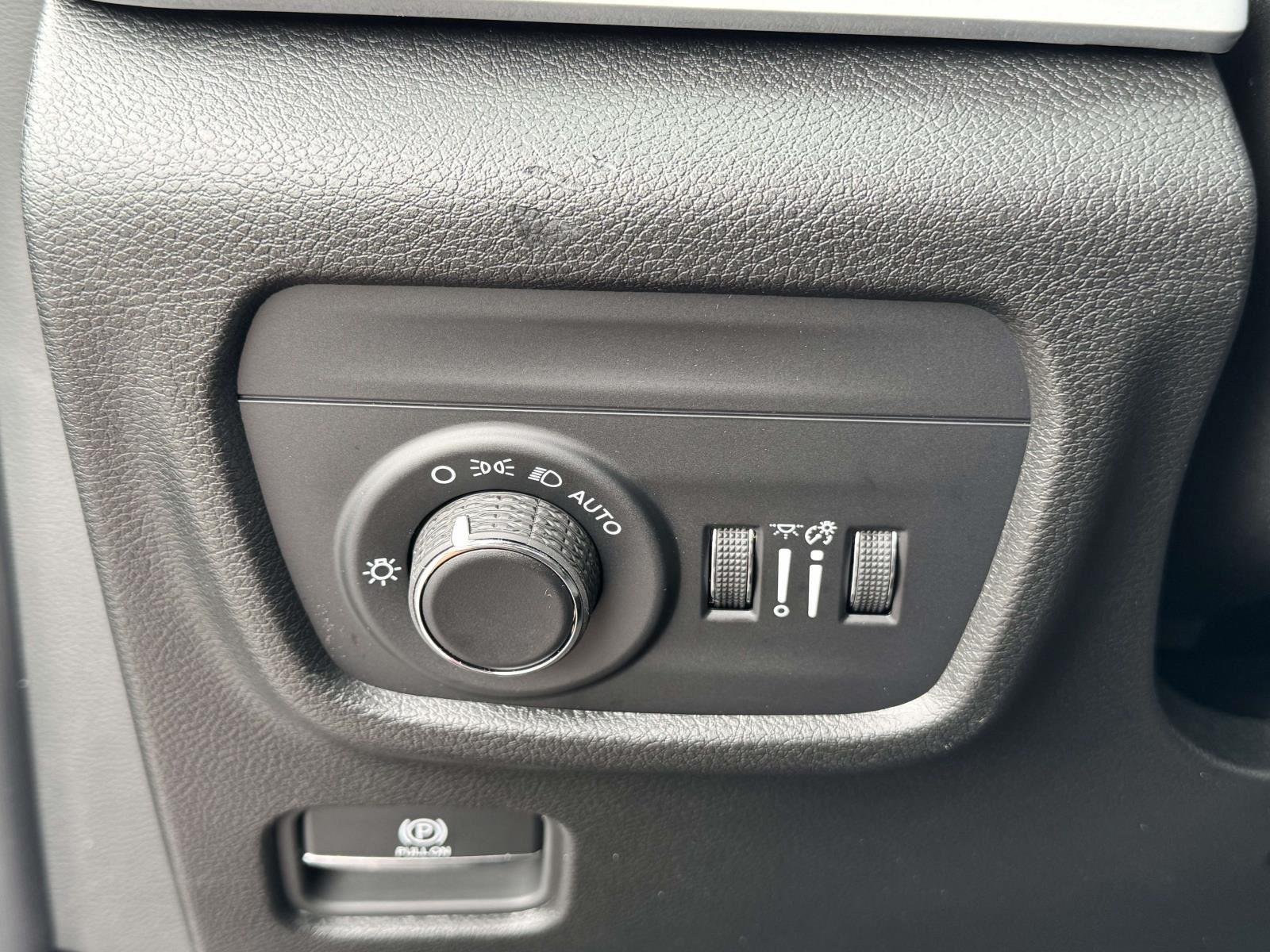 New 2025 Velvet Red Pearl-Coat Exterior Paint Jeep Altitude image 8