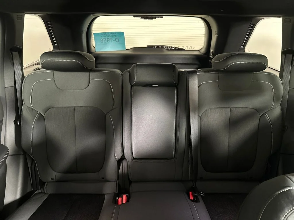 New 2026 Silver Zynith Exterior Paint Jeep Laredo X image 25