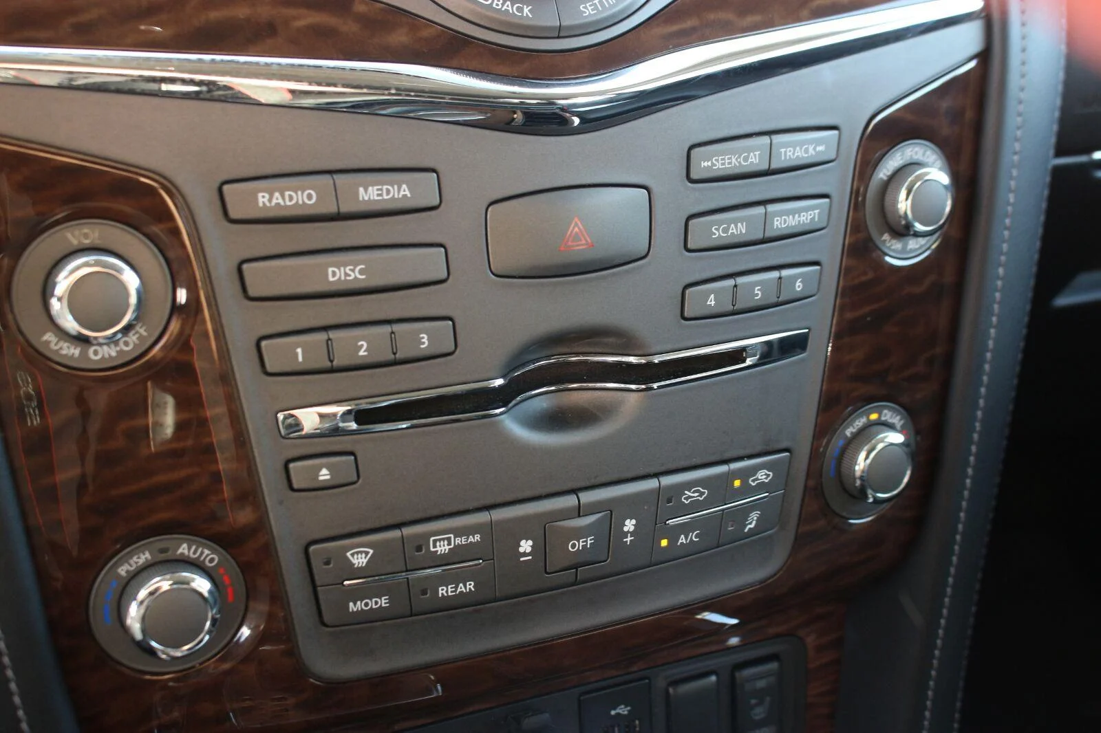 Used 2019 White Nissan SL image 29