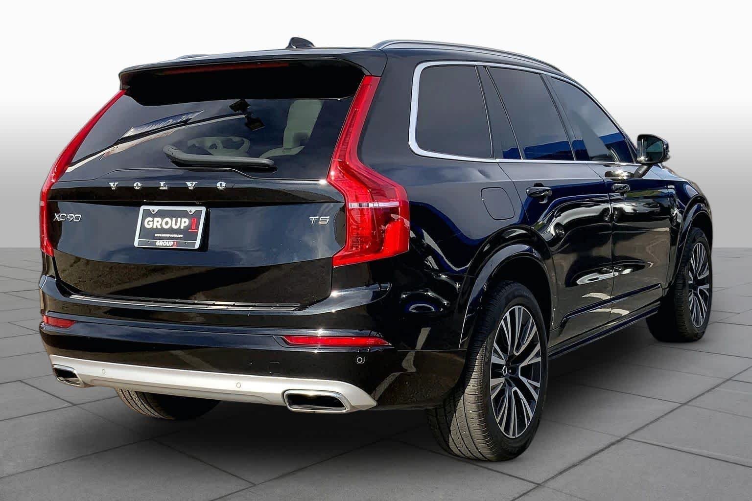 Used 2020 Onyx Black Metallic Volvo Momentum image 14