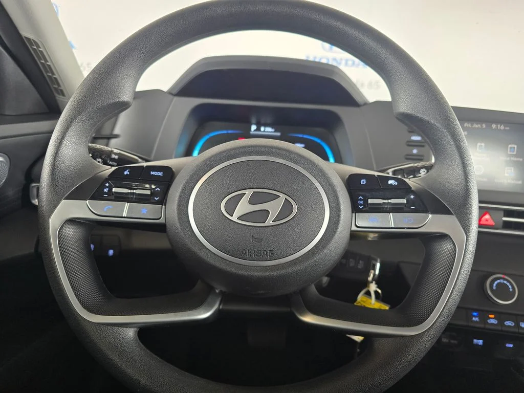 Used 2025  Hyundai SE image 25