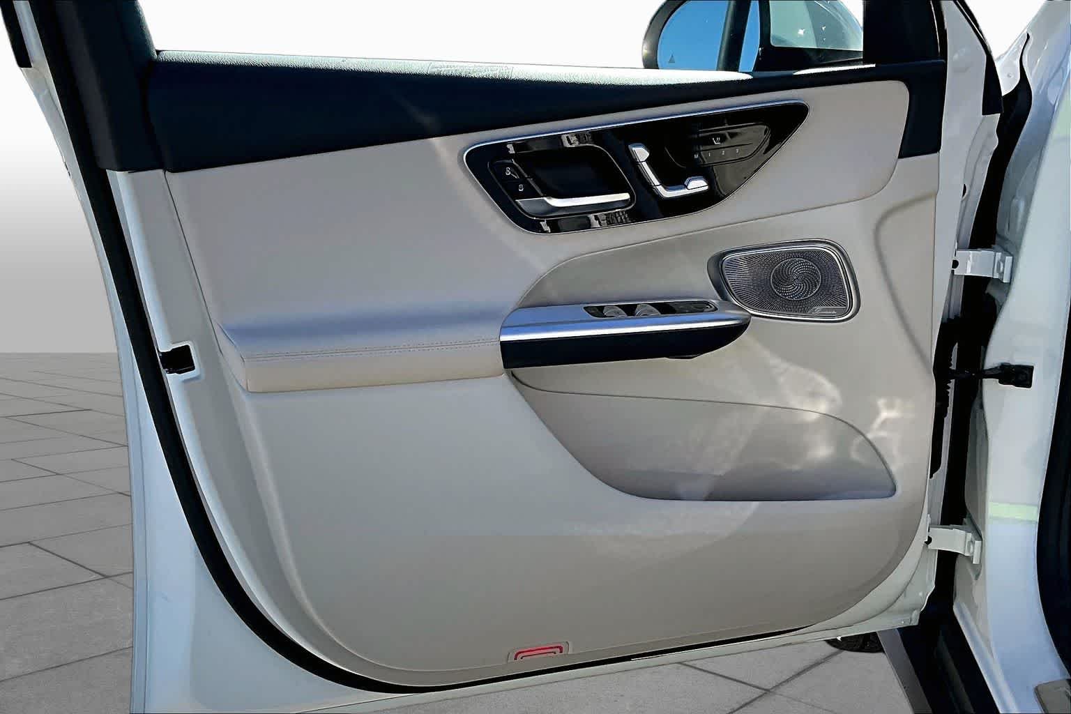 New 2026 Polar White Mercedes-Benz GLC 300 image 21