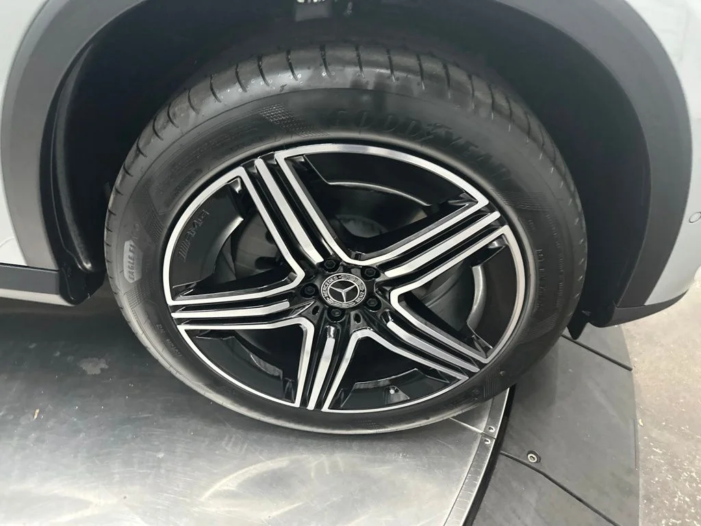 New 2027 White Mercedes-Benz GLC 300 image 9