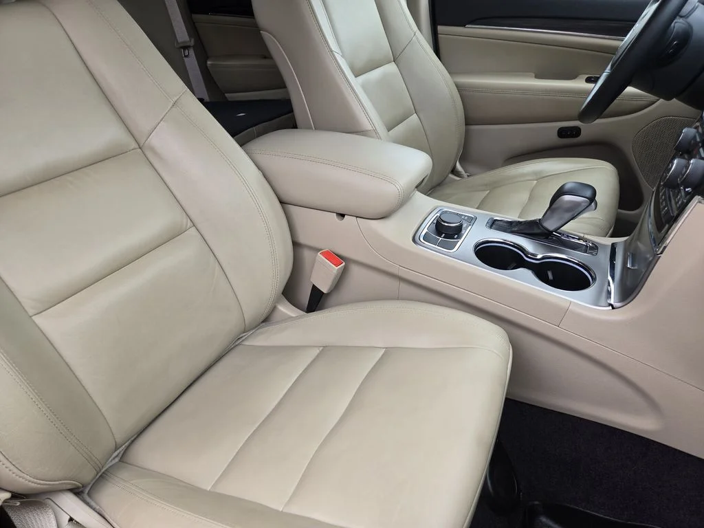 Used 2019 Diamond Black Jeep Limited image 22