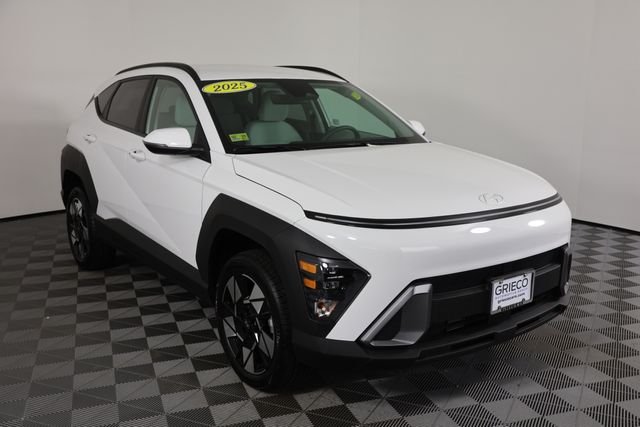 Used 2025 White Hyundai SEL image 1