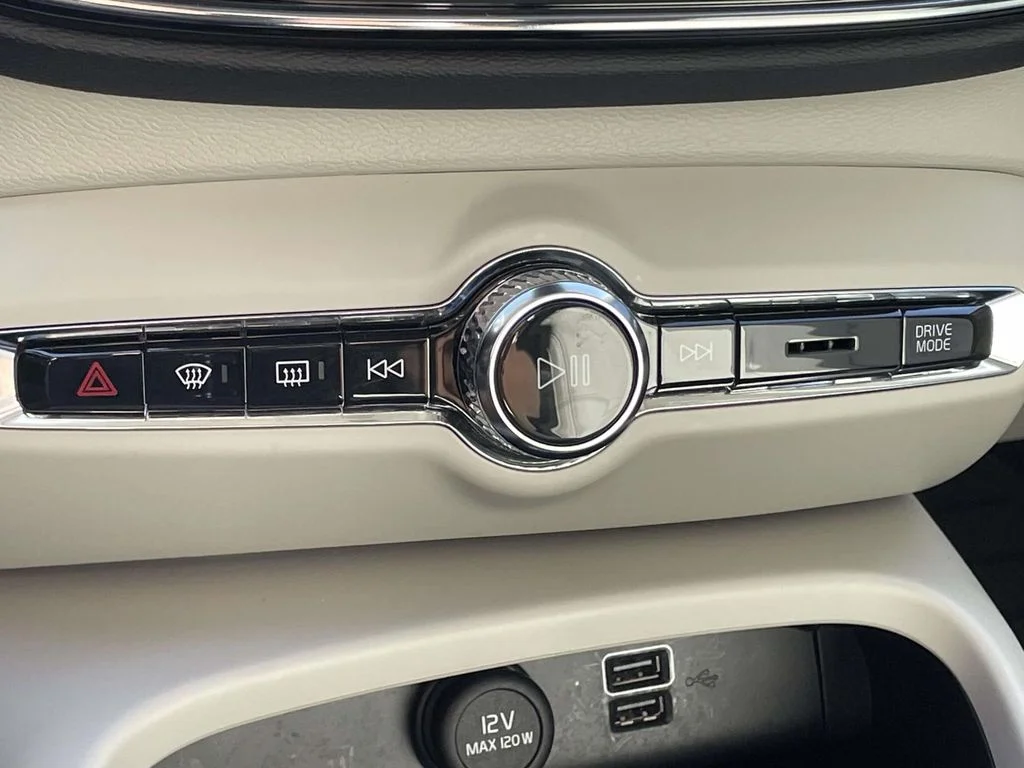 Used 2022 Glacier Silver Metallic Volvo Inscription image 19