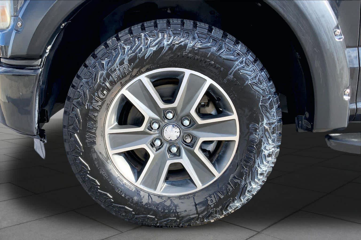 Used 2015 Tuxedo Black Metallic Ford XLT image 9