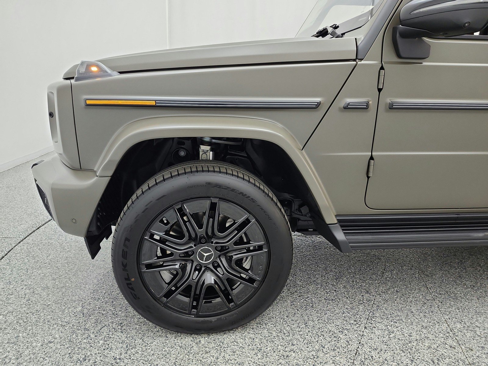New 2027 MANUFAKTUR Dark Olive Green Magno Mercedes-Benz G 580e SUV image 13