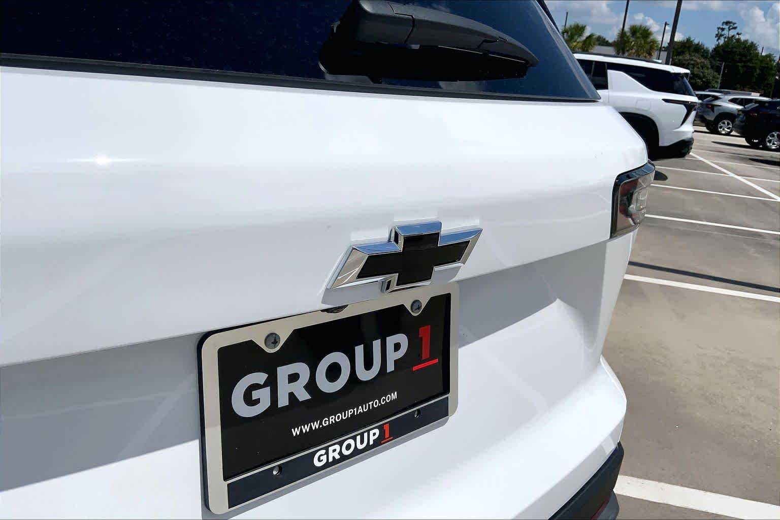 New 2027 Summit White Chevrolet LT image 15