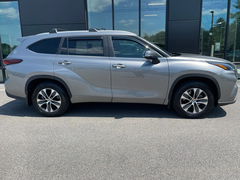 Used 2025 Silver Toyota XLE image 3
